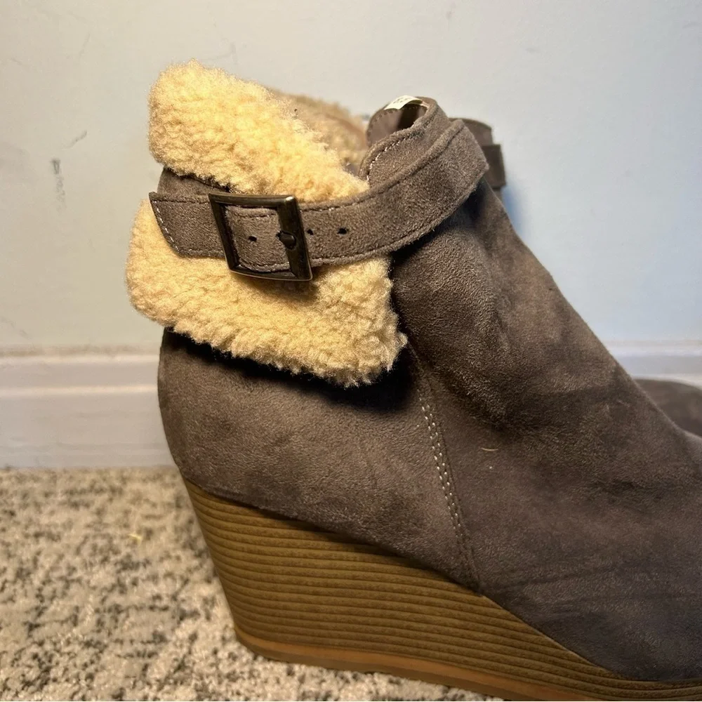 Cheeks Fit Body Tony Gray Wedge Ankle Booties Size 8.5